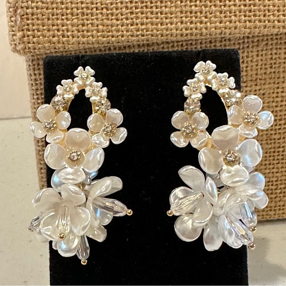 NWT Rachel Parcell Earrings iridescent white flowers w/ cubic zirconia crystals - Picture 3 of 11